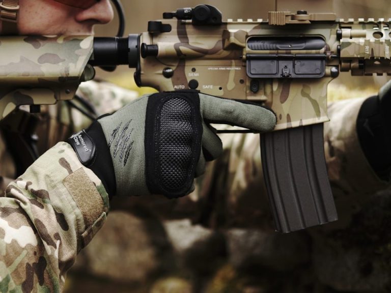 Image of soldier with M4 Rifle